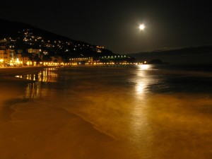 alassio spiaggia in notturna